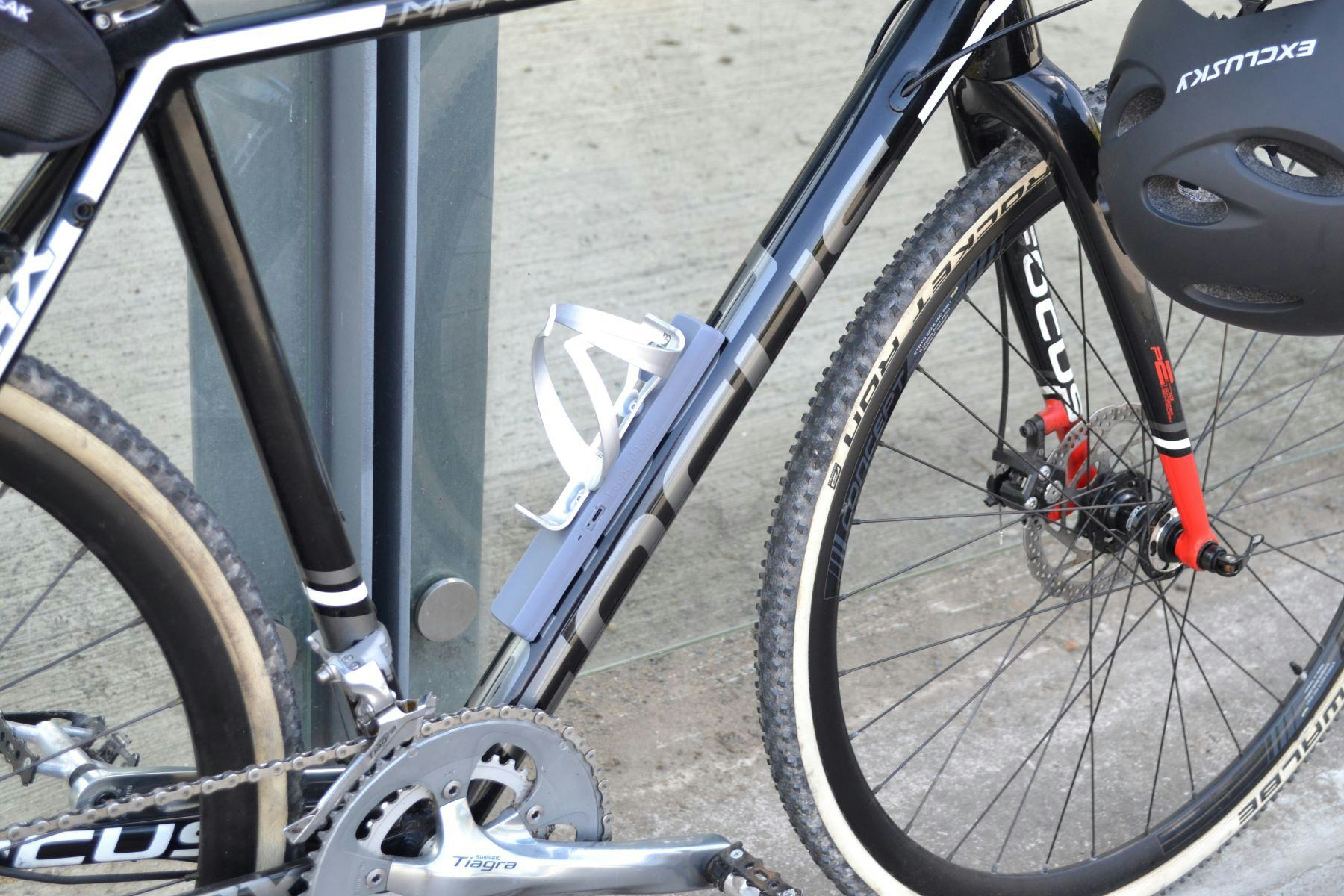 Launching this summer, the Leopard Lync connectivity solution can be fitted either externally, within a bottle cage like shown, or internally within the frame. - Photo Leopard Tech 