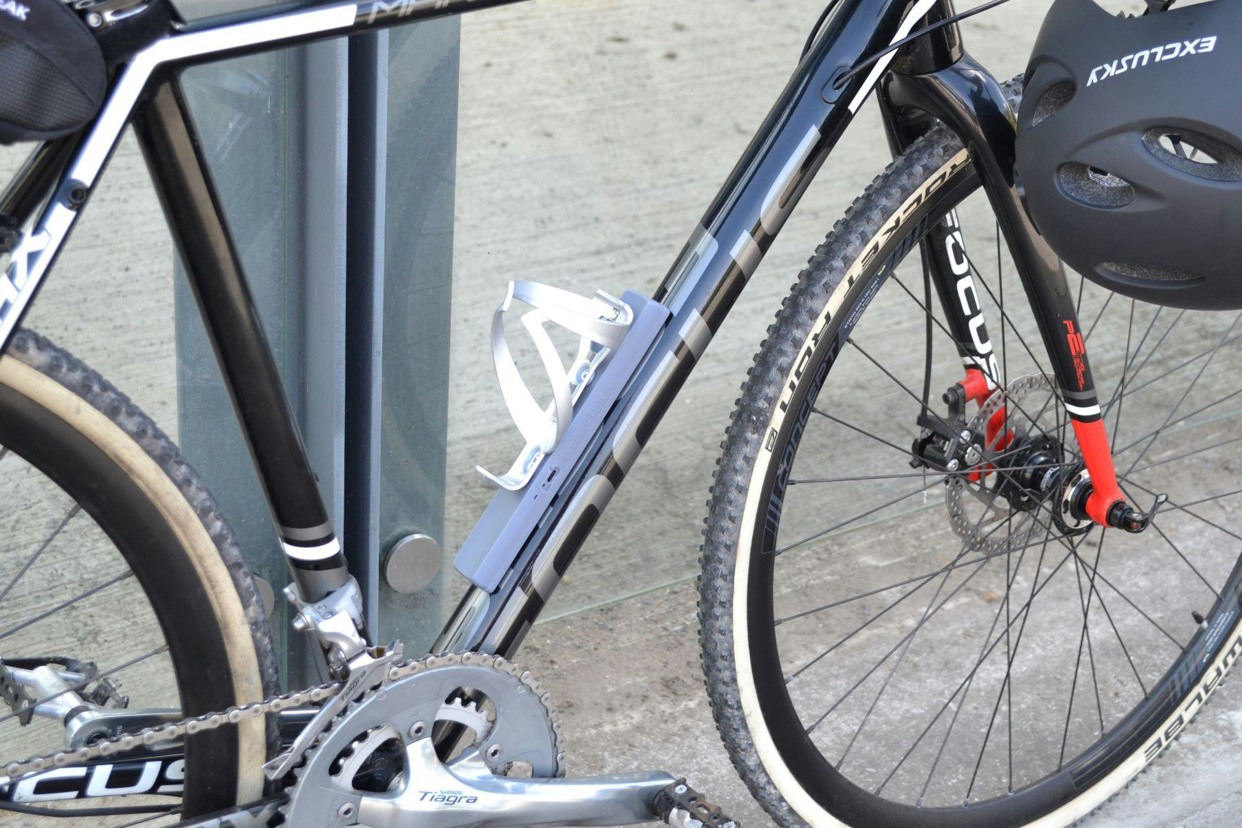Launching this summer, the Leopard Lync connectivity solution can be fitted either externally, within a bottle cage like shown, or internally within the frame. - Photo Leopard Tech
