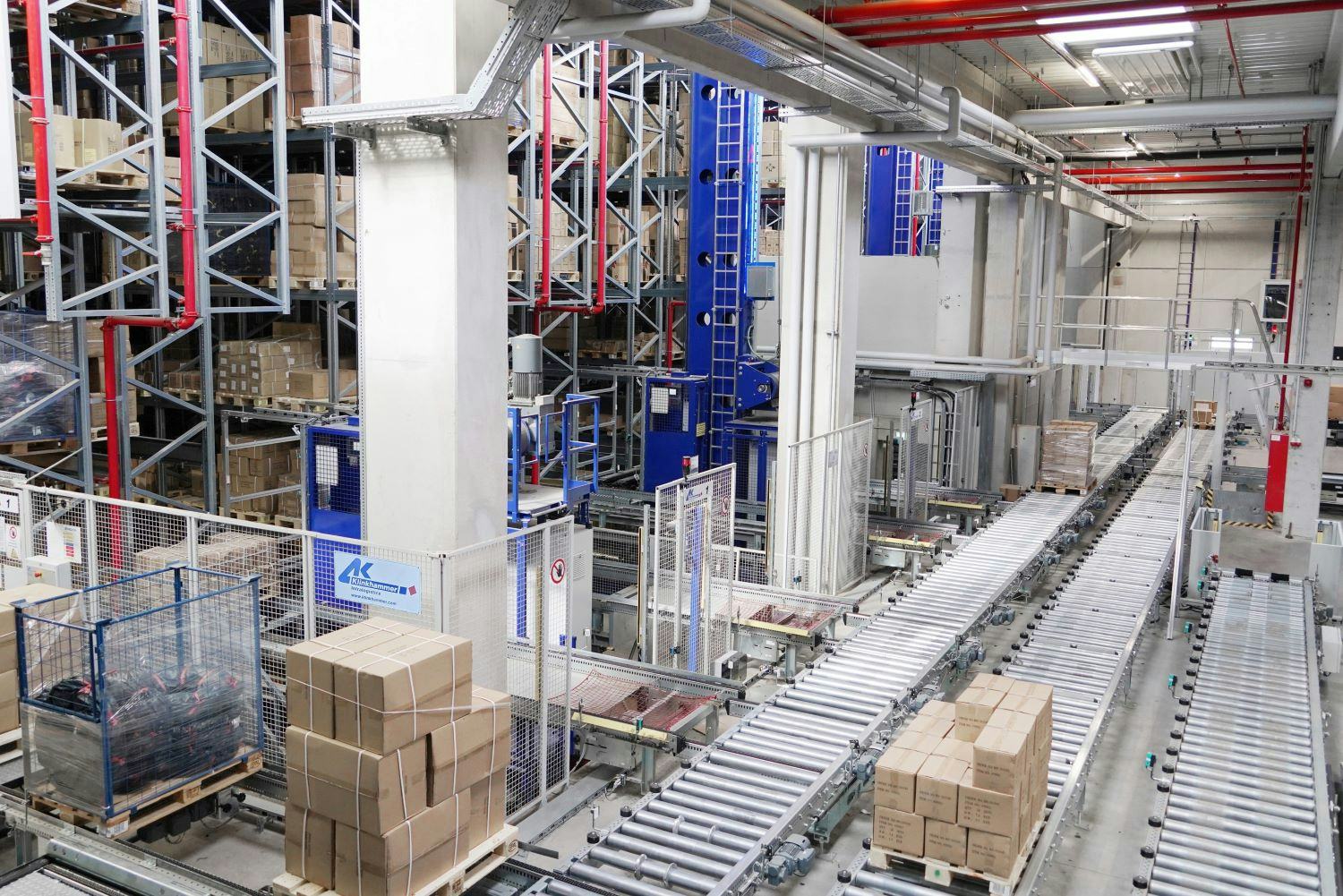 The modernised 4-aisle, automated pallet high-bay warehouse has more than 9,000 storage locations. - Photos Messingschlager 