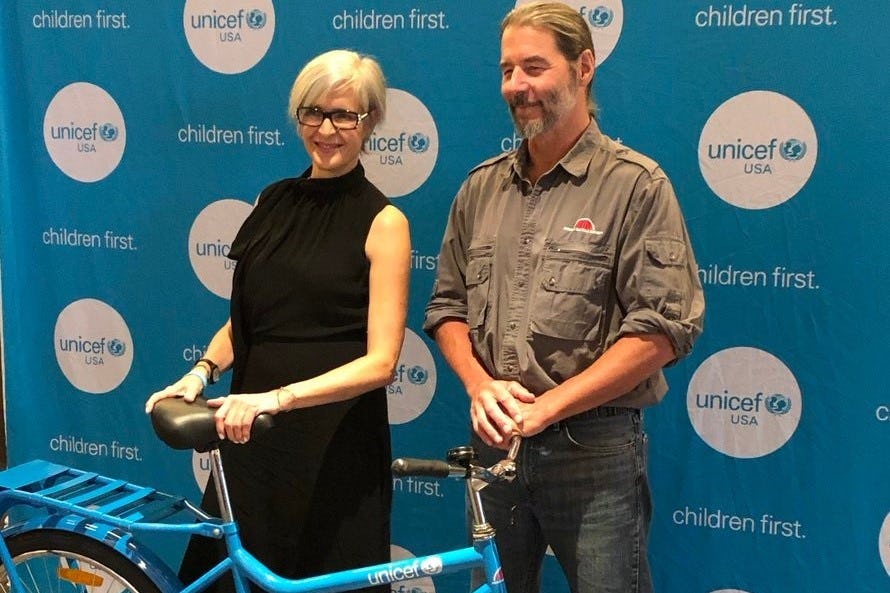 The bicycle aid organization WBR founded by SRAM's Frederik K. Day (l.) and his wife Leah Missbach Day will benefit from the bicycle investment fund. – Photo WBR
