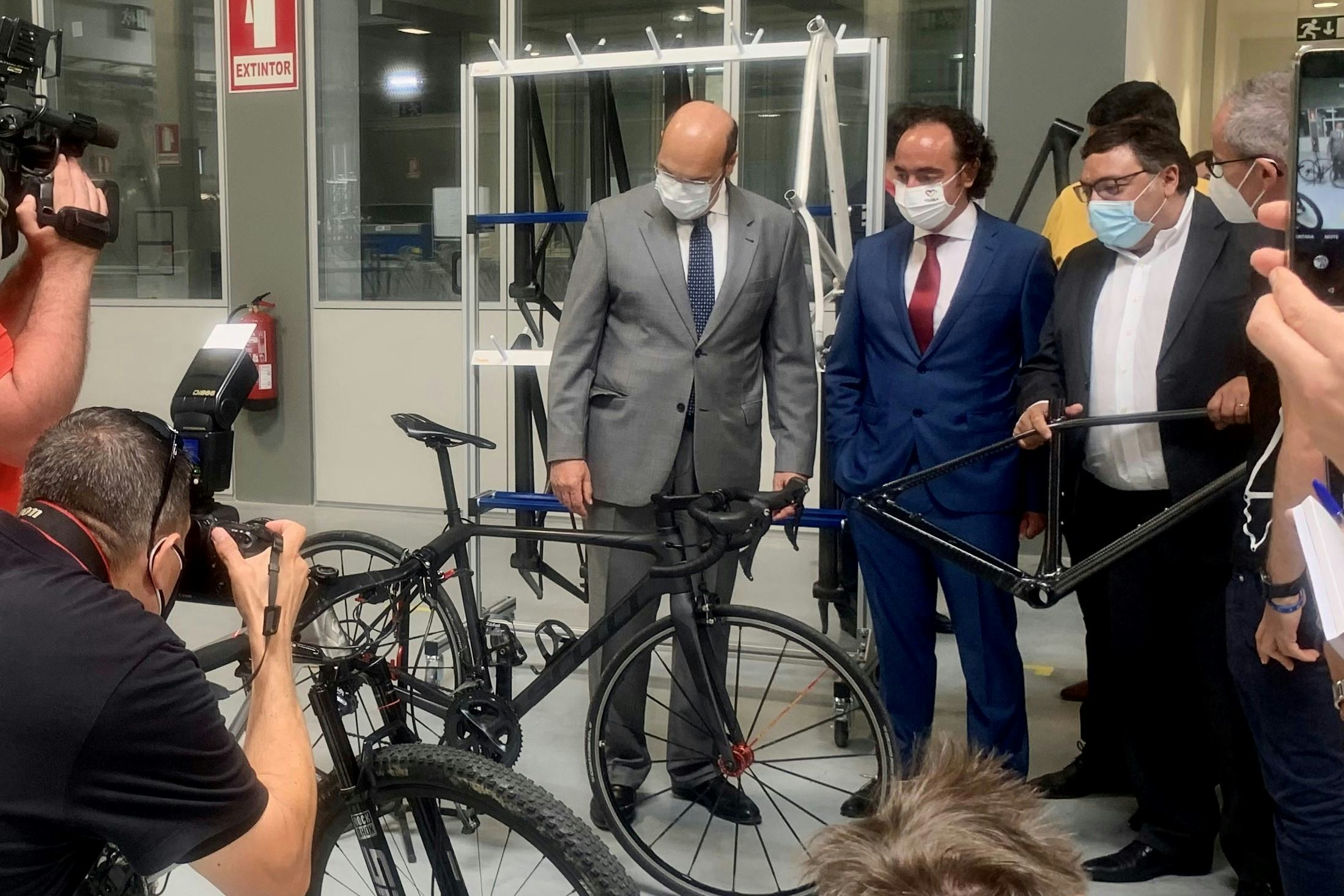 Carbon Team CEO, Vital Almeida (right), showing the first frames made by Carbon Team to Minister of State, Pedro Siza Vieira (left), and mayor, Rui Miguel Pereira (middle). Photo Carbon Team