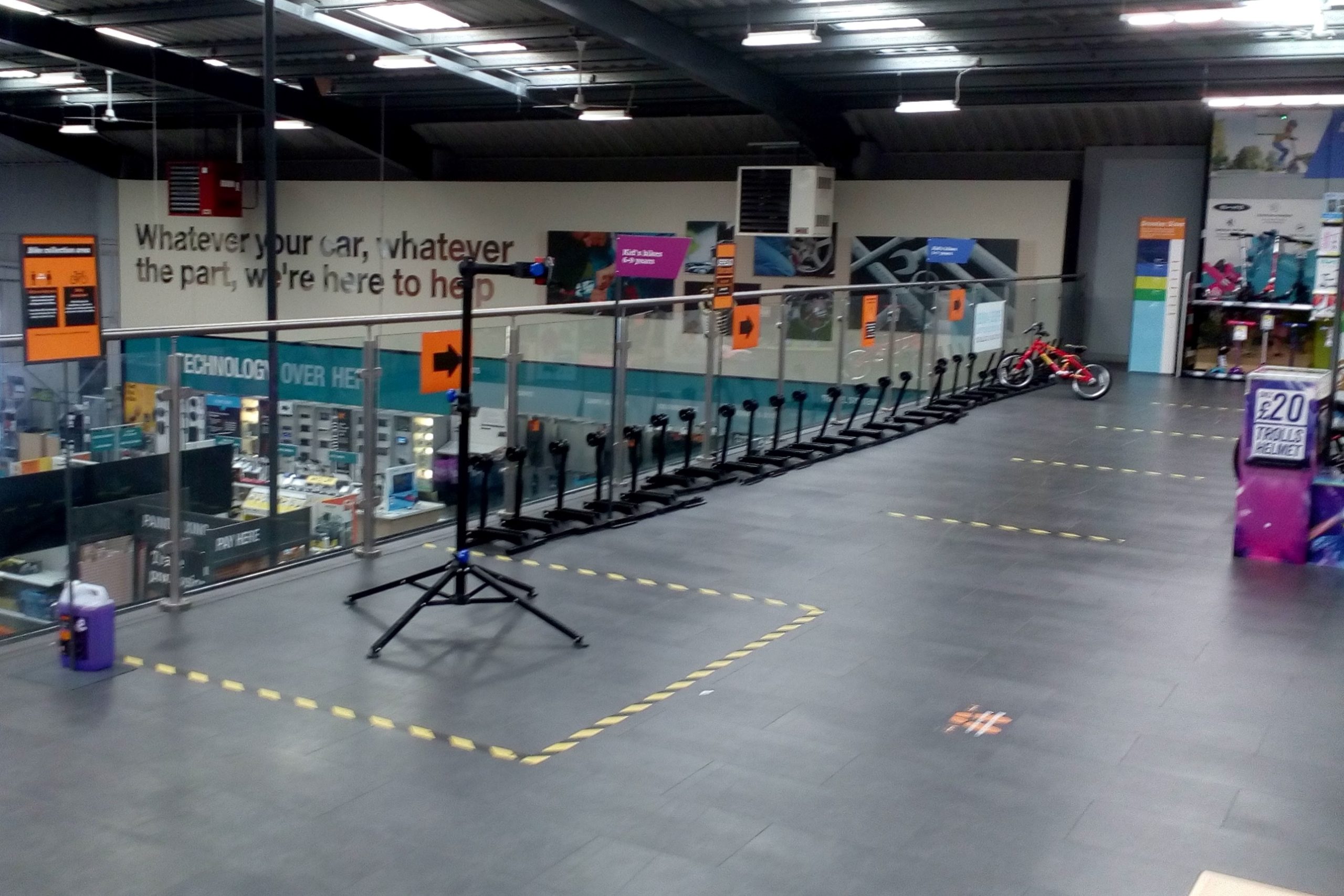 僅剩一台兒童自行車…。儘管分店因為供應鏈問題出現了空蕩蕩的展示區，英國零售商Halfords的利潤仍有突破性成長，照片來源／Richard Peace