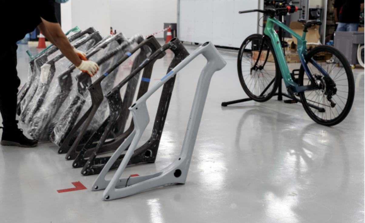 圖為生產中的Arevo 3D列印碳纖複材車架。照片來源／Arevo