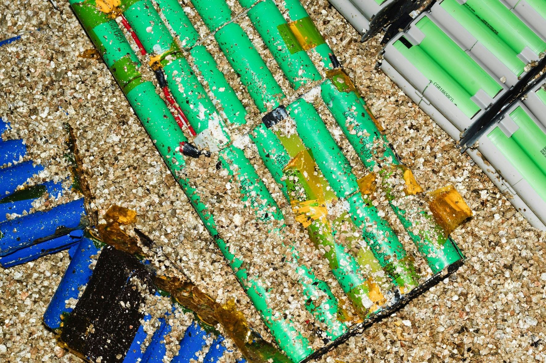 A battery during the recycling process. - Photo Alain Fouray