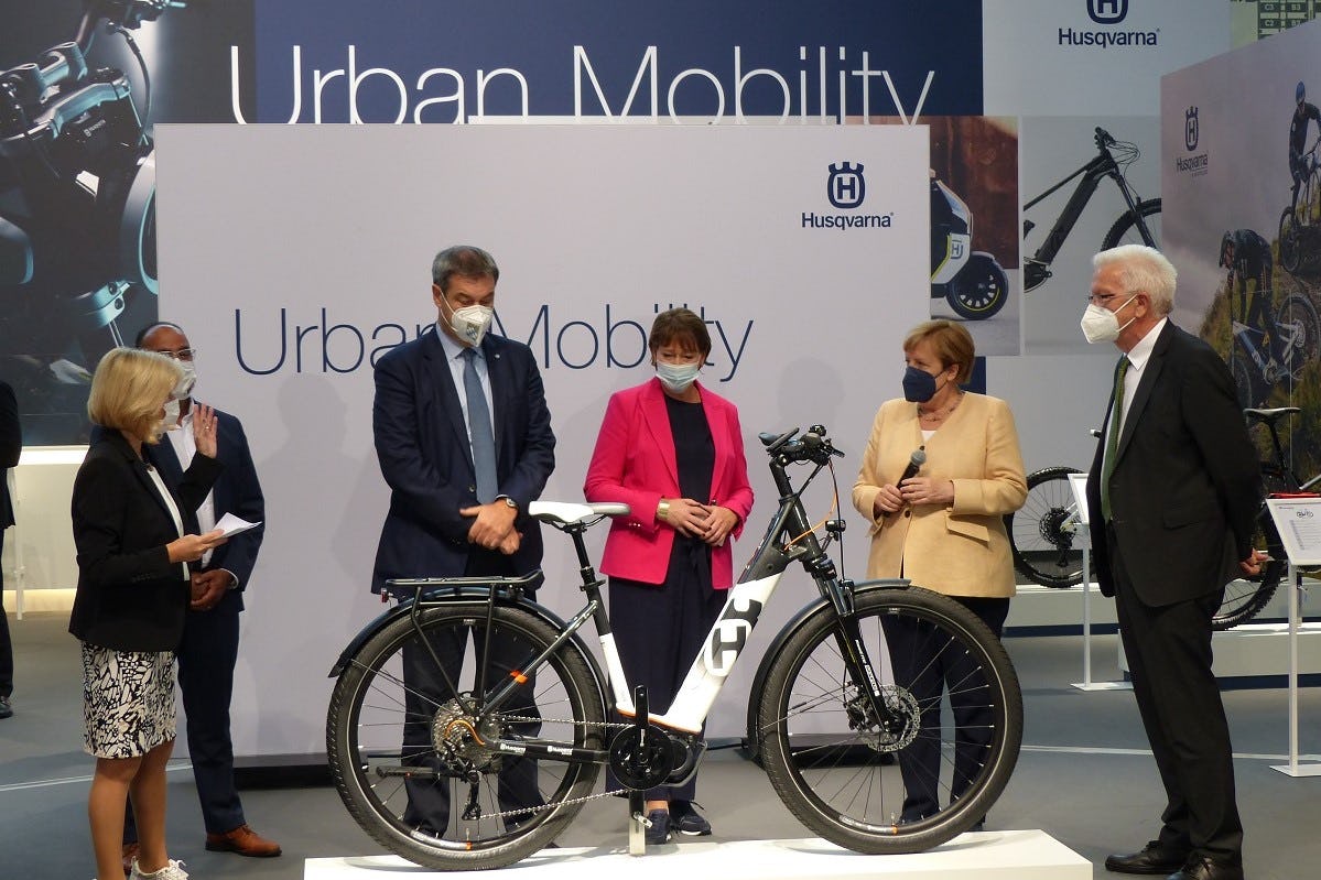 Angela Merkel during her visit at the Husqvarna booth at IAA Mobility. – Photos Bike Europe