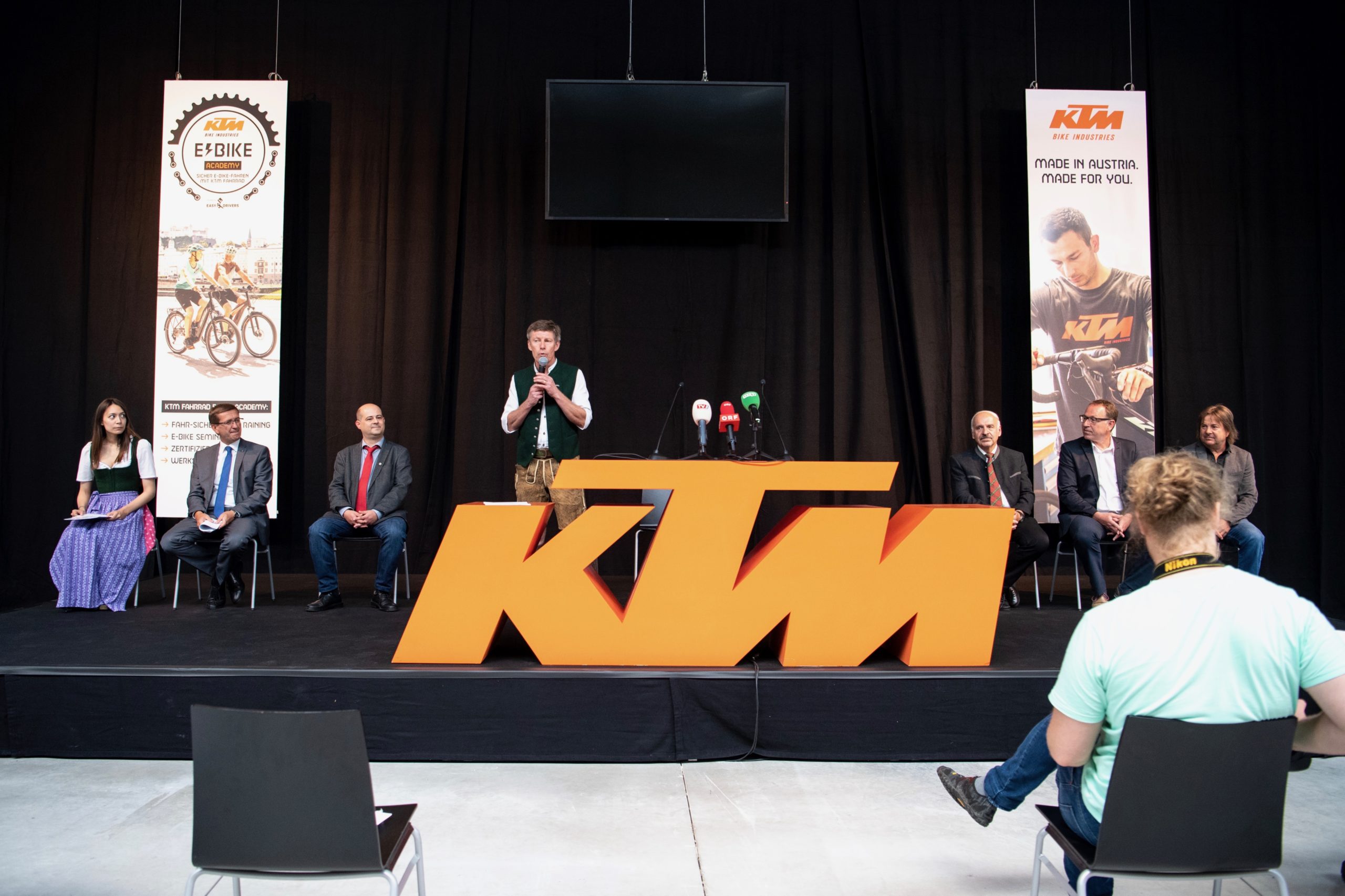 總經理Johann Urkauf（圖左）和Stefan Limbrunner（圖中）表達欲設廠於北奧地利的明確承諾。照片來源／KTM Fahrrad