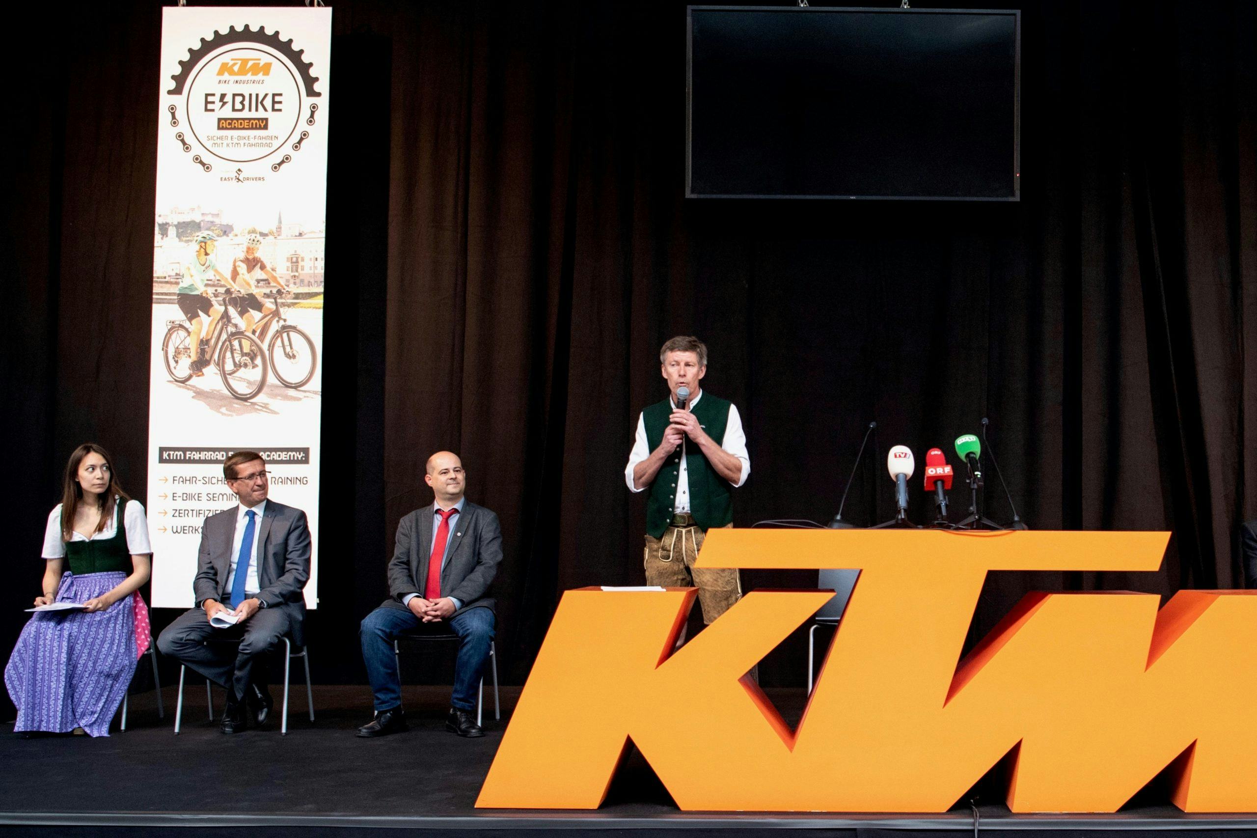 Managing Directors Johann Urkauf (seated left) and Stefan Limbrunner (standing centre) communicated a clear commitment to the KTM Fahrrad location in Upper Austria. - Photo KTM Fahrrad