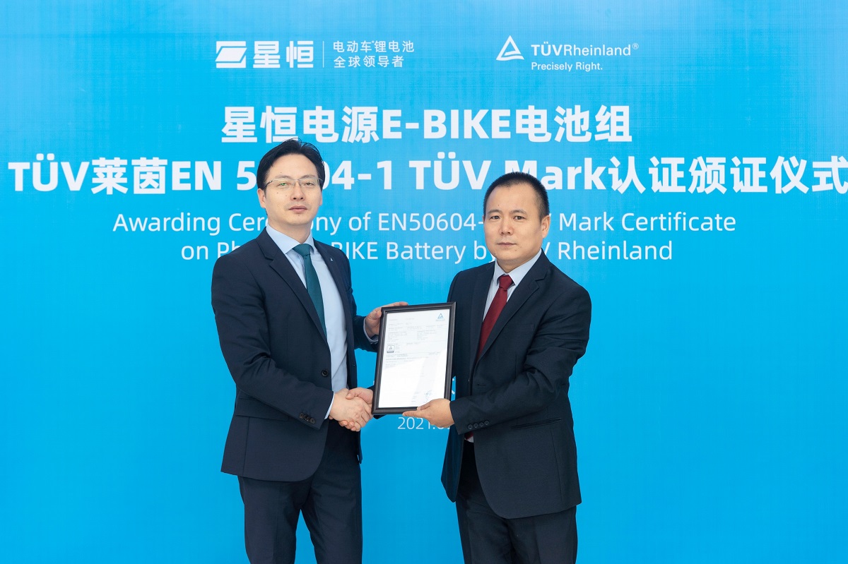 （圖左）TÜV Rheinland電力電子儲能和燃料電池全球副總Weichun Li和（圖右）Phylion副總Andrew Lee於頒證儀式上合影。