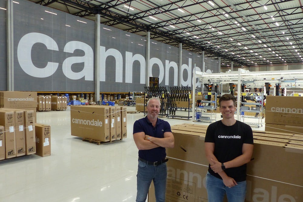 Cycling Sports Group歐洲區總經理Eugene Fierkens(圖左)和營運總監Rik Kienhuis在展示Almelo新廠。照片來源/Bike Europe