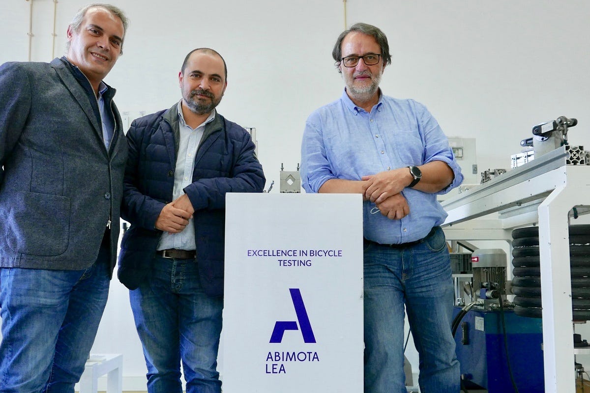 ABIMOTA consultants Sergio Gonçalves and Sergio Ribeiro and Secretary General Gil Nadais at ABIMOTA’s well-equipped in-house inspection and testing laboratory. – Photo Jo Beckendorff