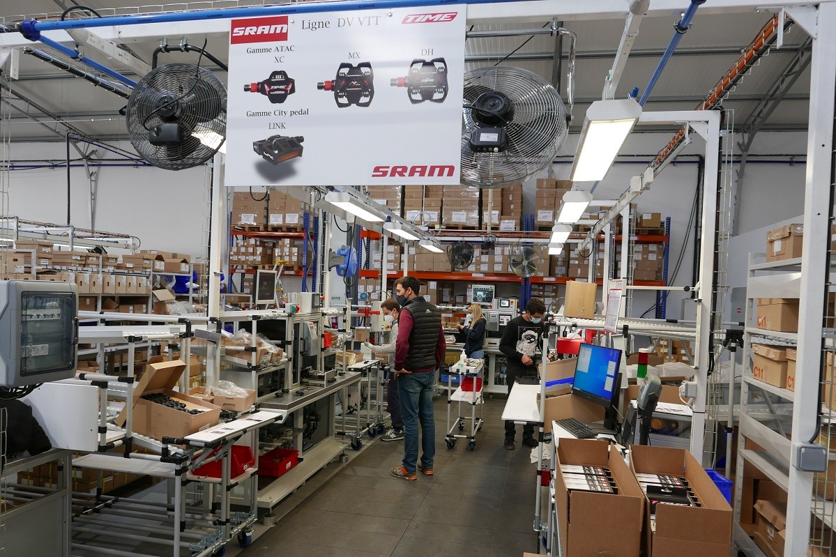 以一個班次來說，Time Sport每週產能為1,200組卡踏和4,500個扣片。照片來源／Jo Beckendorff