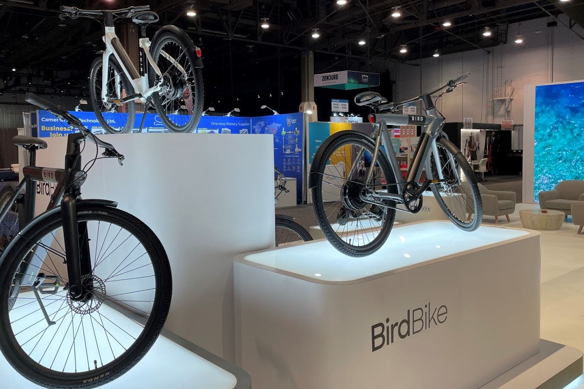 Already operating in 350 cities in the world, Bird Box presented its Vehicle Location System technology – a sensor to support fleet managers. – Photos Michel de Chavanon