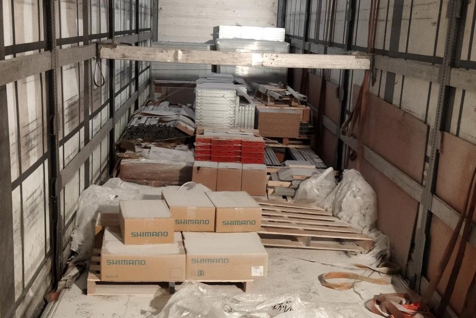 車內的高價產品都被偷個精光，只留下九箱低價零件。照片來源／Bike Fun International