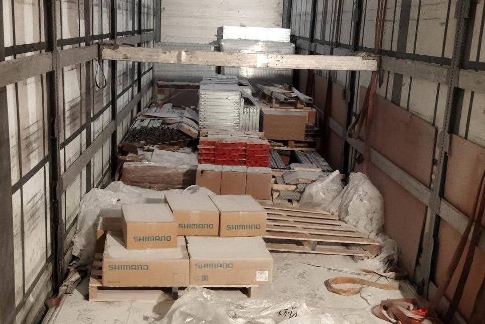 車內的高價產品都被偷個精光,只留下九箱低價零件。照片來源/Bike Fun International