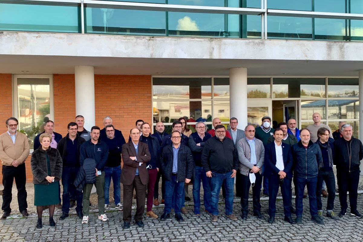 Representatives of the 33 bicycle companies behind the newly formed Bikinnov association, at yesterday's ceremony in front of ABIMOTA headquarters. - Photo ABIMOTA