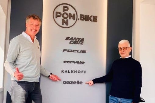 Paul Vreeburg, left, managing director of Gazelle is welcomed at the headquarters of Italian distributor, Focus Italia, by CEO Giorgio Garofoli. – Photo Bicisport