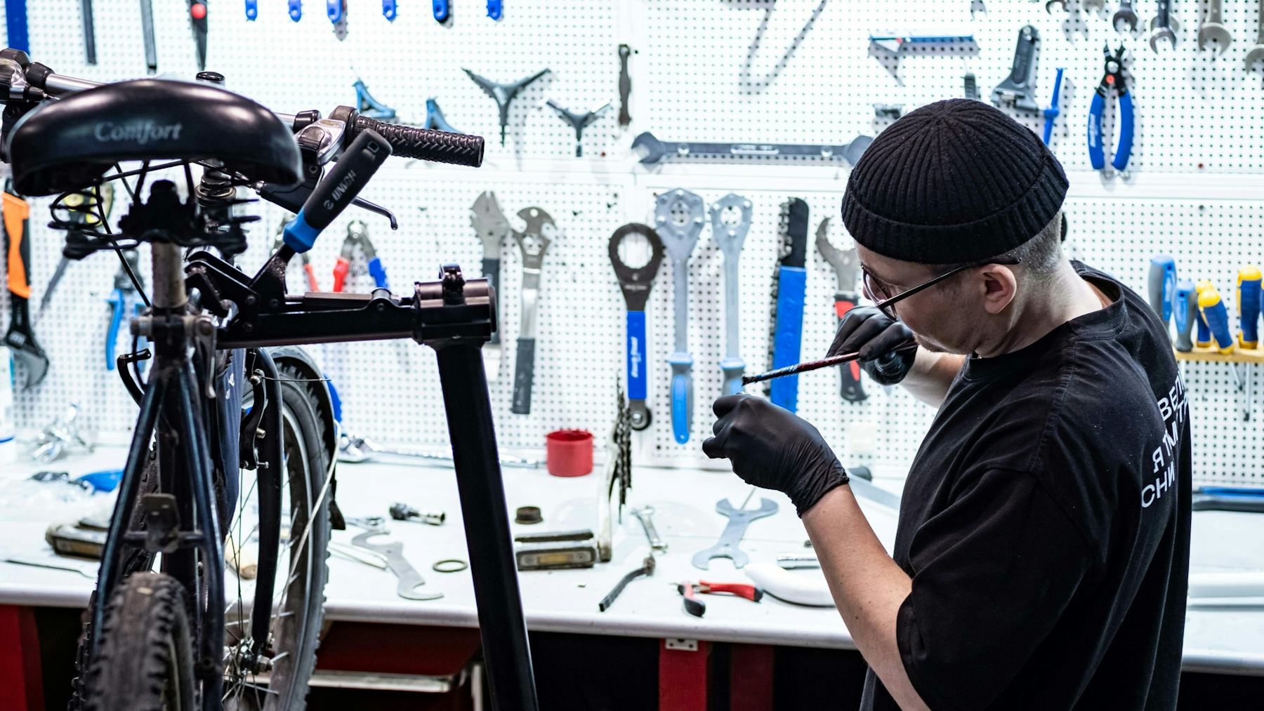 The workshop is making an increasingly significant contribution to the overall margin of bicycle businesses in the Netherlands. - Photo Unsplash