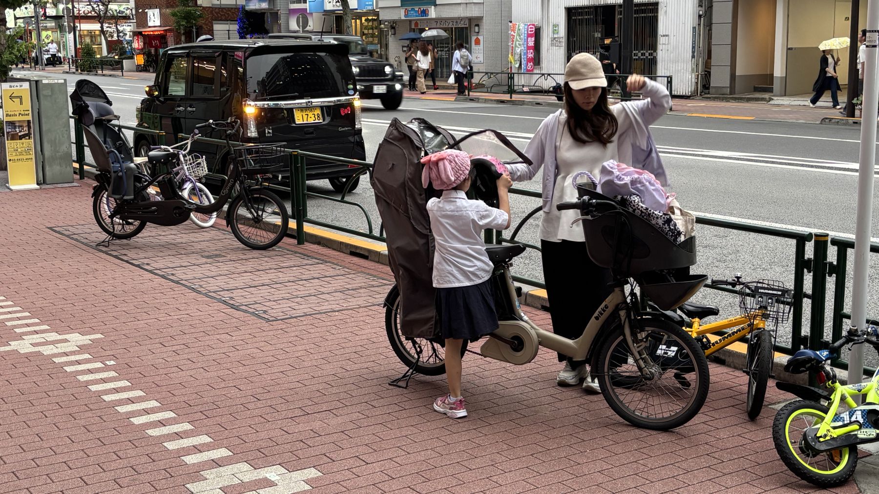 Still a domain of Japanese bicycle producers – the so-called mamachari bicycles and e-bikes. These have 20-inch wheels with a kid seat on the back and a basket on the front that can easily be changed into a second kid seat. – Photo Jo Beckendorff