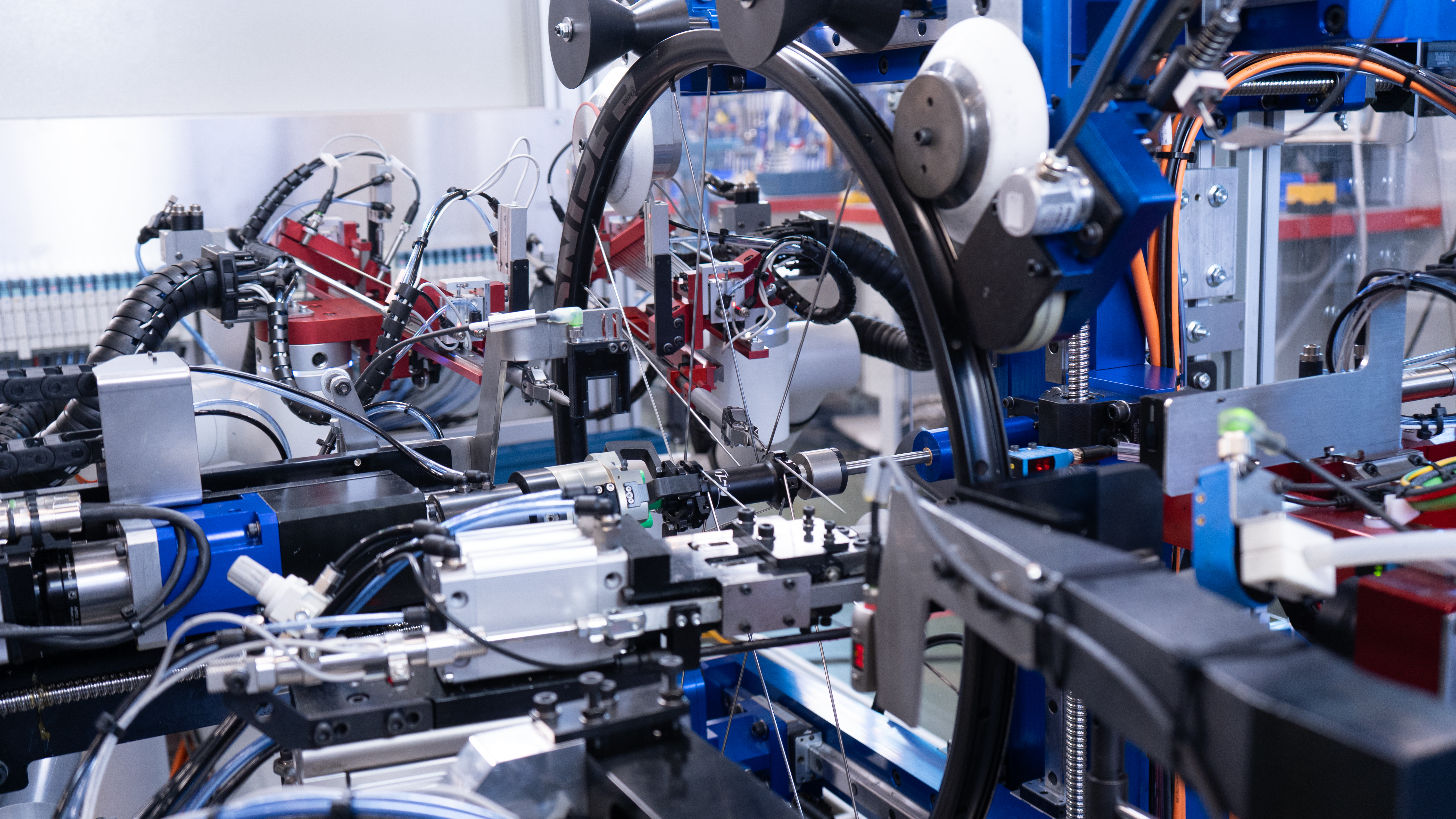 Holland Mechanics developed a system that combines hub filling and lacing.