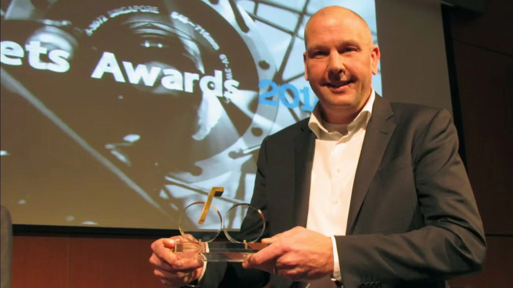 The Sparta ION Comfort became the first e-bike ever to win the Bicycle of the Year award in 2004, at a time when there was not yet a separate category for e-bikes. The photograph shows Mark Kuper in 2014, when Sparta won the award once again with the Sparta ION RXS+. – Photo Tweewieler