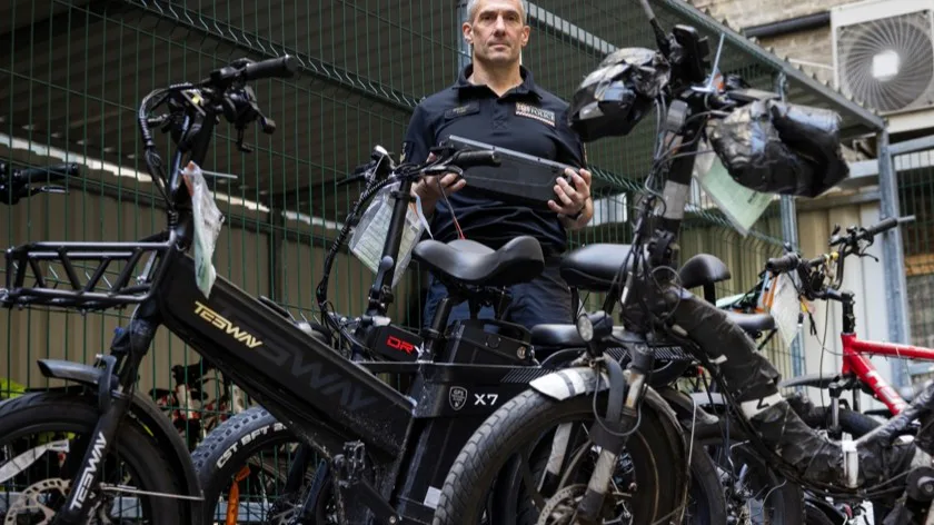 City of London Police have seized illegal and unsafe e-bikes, ranging from quietly de-restricted e-bikes to throttle-driven machines barely distinguishable from mopeds. – Photo E-Bike Positive 