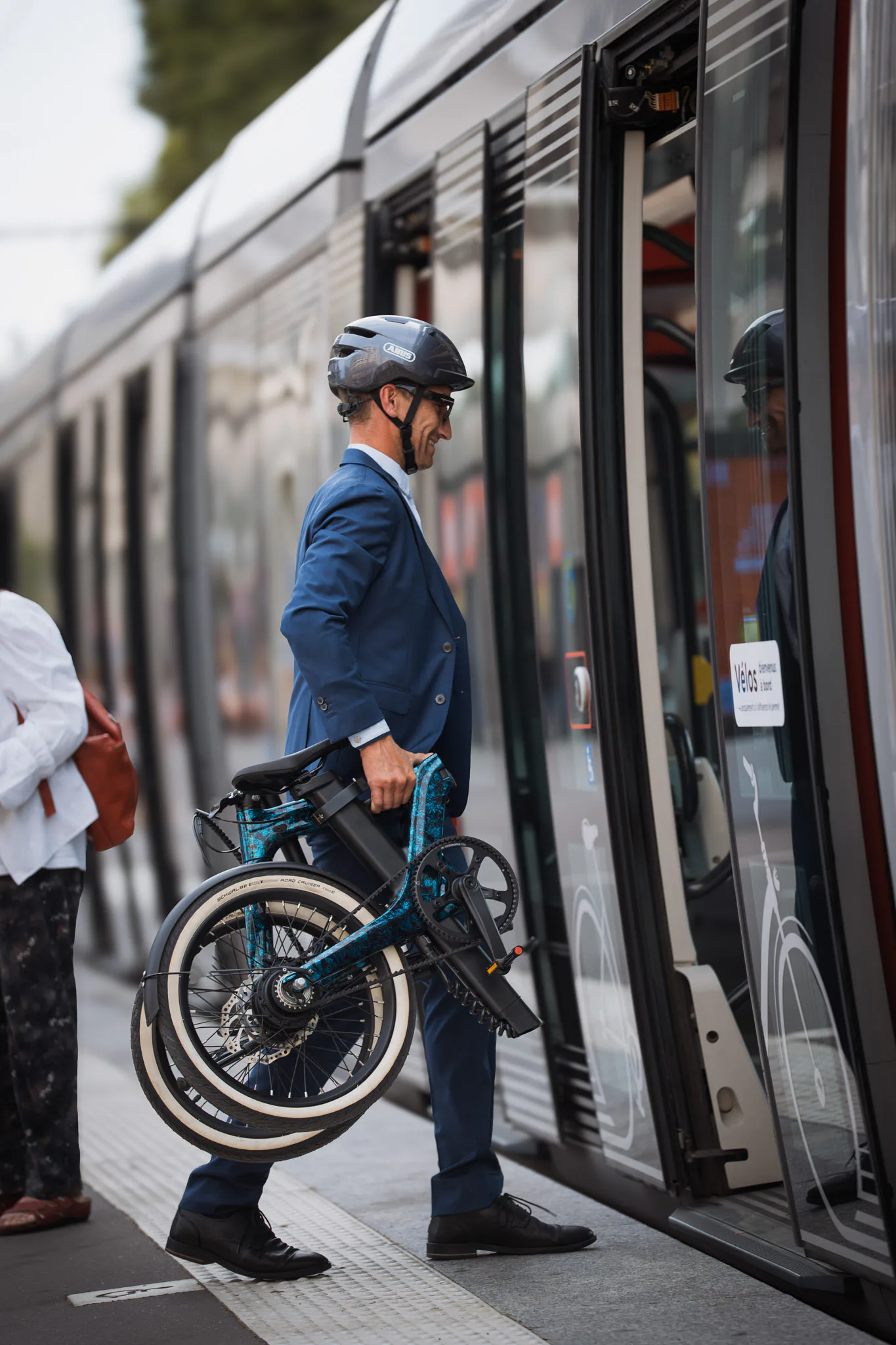 The system needs to be lightweight and compact, since the user needs to lift and carry the bike.