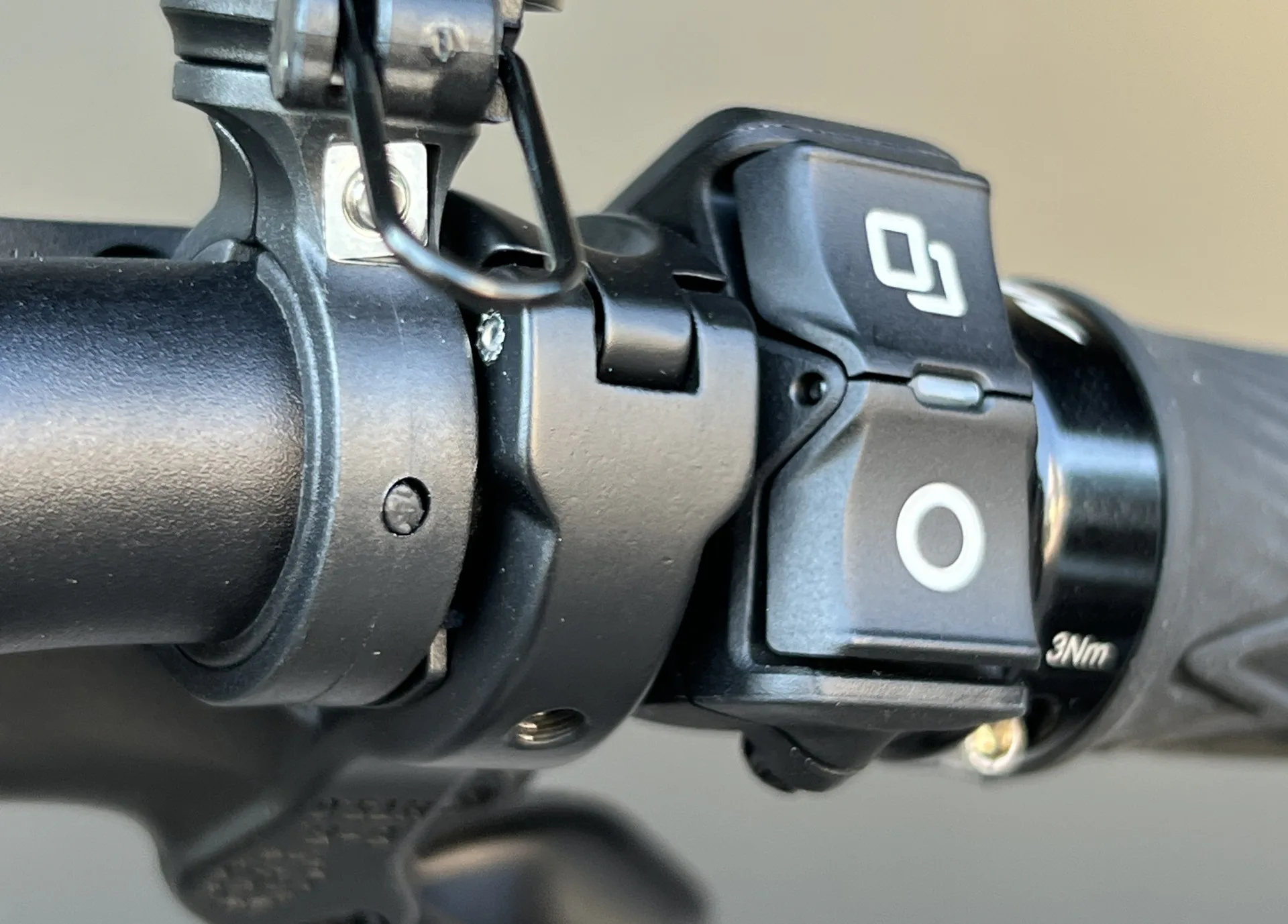Clean electronic shifting: the Amflow TL uses its own handlebar buttons to control the TRP E.A.S.I. system, so no separate shifter is needed.