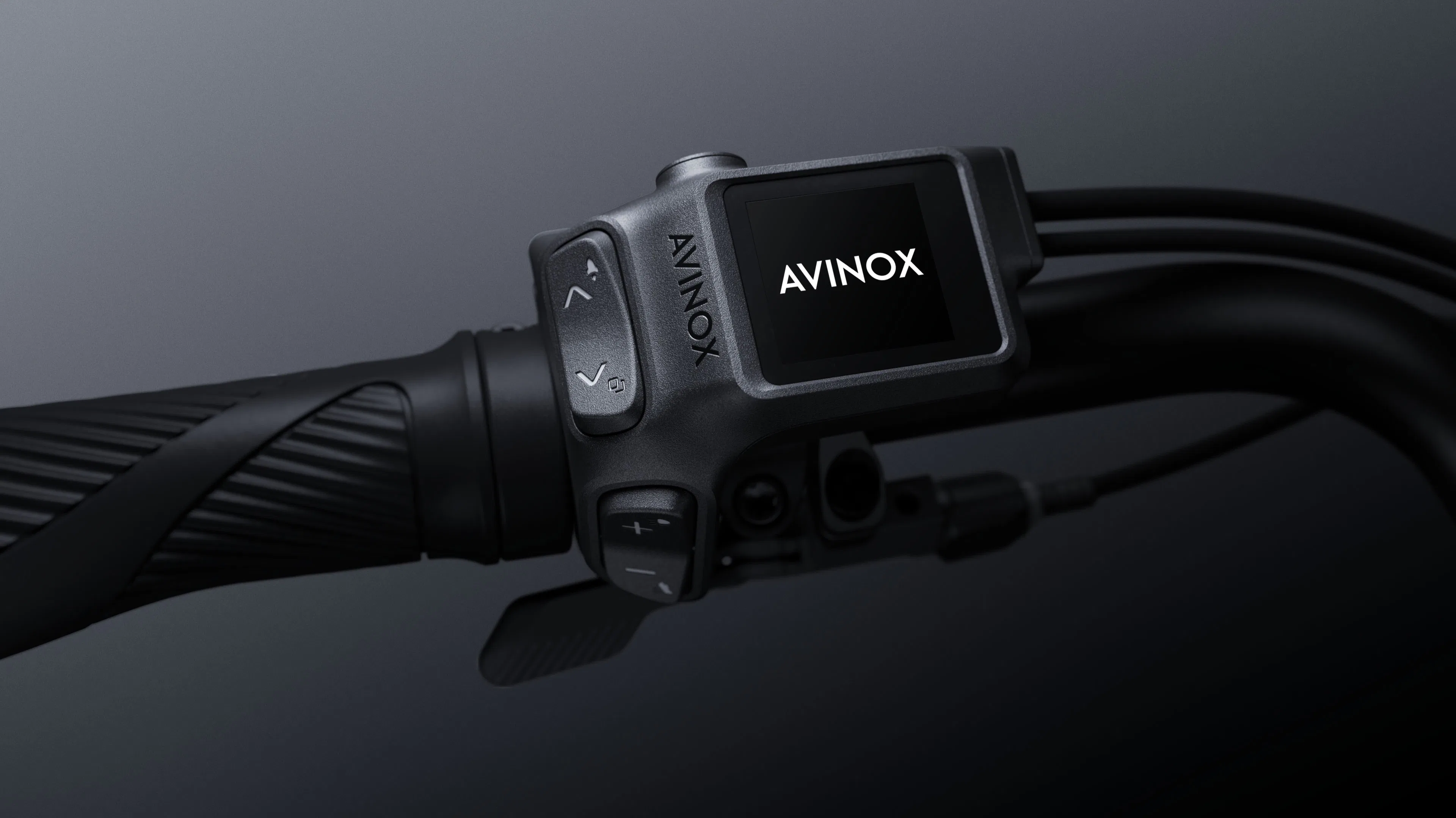 The DP200 offers five buttons in total: two riding assist mode adjustment buttons, two gear shift buttons, and one power button right next to a rider’s grip on the handlebar. – Photo Avinox 