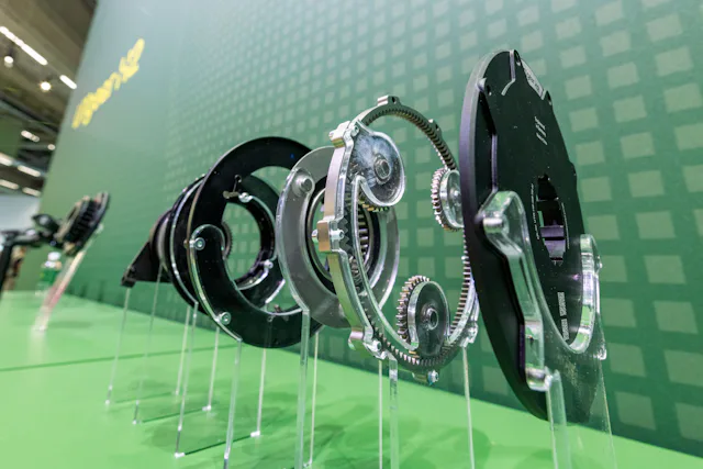 The two gear system is 100% mechanical, which makes service for dealers very simple.